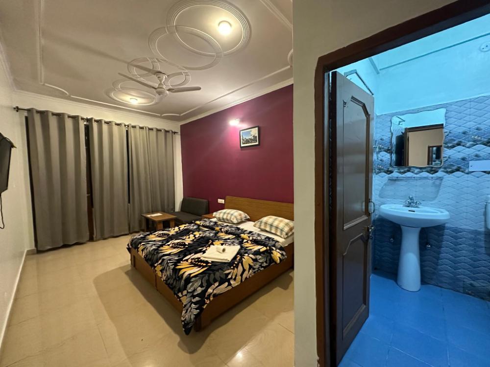 Deluxe Double with Balcony at Backpackers Inn